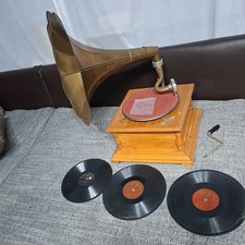  Grammophon   mit Messing  Trichter ,3 Schallplatten und  nadeln
