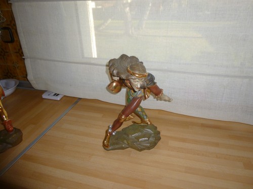Holzfigur geschnitzt