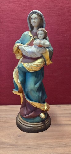 Geschnitzte mutter gottes - geschnitzte,