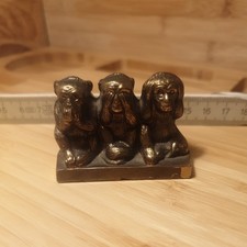 Skulptur von drei weisen