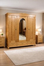 Antiker Kleiderschrank