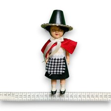 Vintage Puppe mit rotem Umhang