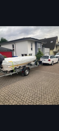 Boot mit motor und - boot, trailer