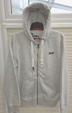 Hellgrauer Kapuzenpullover