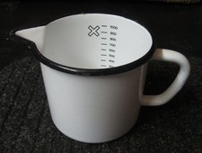 Emaillierter Milchtopf mit