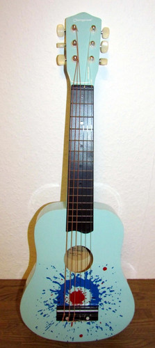 Kindergitarre im salat - im,