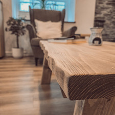 LOVE Couchtisch rustikal gewellte Kante klobig rustikal Massivholz