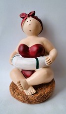 Mollige Frau im roten Badeanzug mit Schwimmring, Deko Figur