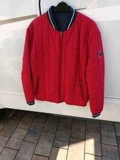 Wendejacke rot und blau gestreift zu tragen