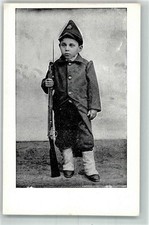 39796741 - Uniform Gewehr Gamaschen Kinder in Uniform 1905