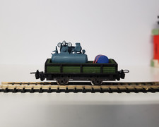 H0e Feldbahn einfache kleine Transportlore mit Kompressor und Dieselfass beladen