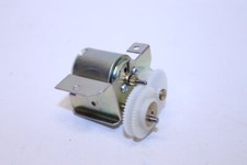 Kleiner Elektromotor mit Getriebevorsatz, Getriebe kann auch demontiert werden.ä
