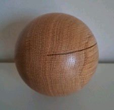 gedrechselte Holzkugel aus