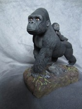 GORILLA WEIBCHEN MIT BABY AUF RÜCKEN FIGUR RESIN MIT BASE