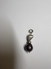 Dunkler Perlenanhänger Mit silbernen Herz