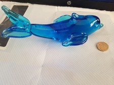 Glas Delfin mit erhobenem