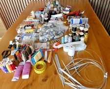 KONVOLUT NÄHUTENSILIEN, NÄHEN, HÄKELN, STRICKEN, NADELN, GARNE, NÄHSEIDE, U.V.M.