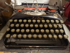 Erika Reiseschreibmaschine im Koffer ohne Deckel