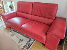 Rotes Ledersofa und Glastisch
