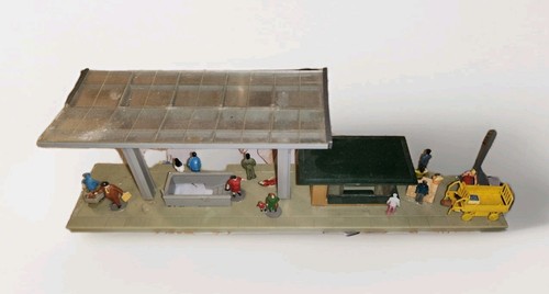 Bahnsteig mit figuren - bahnsteig,