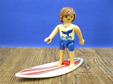Surfer mit Surfbrett Figur