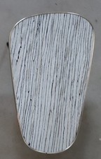 Blumenhocker Nierentisch  Holz, Metallfüsse, Retro Vintage. Maße ca. 48X30X26 cm