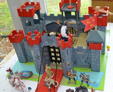 Holzritterburg mit insgesamt 11 Figuren ,8 von Papo ,1Schleich Ritter, 2 weitere