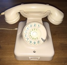 Altes, weißes Telefon (Post, W 48 a uW) aus den 60er Jahren