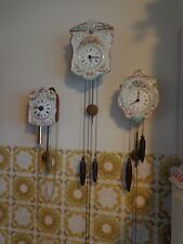 (115) Eine schöne alte Schwarzwälder Wanduhr mit Keramikschild