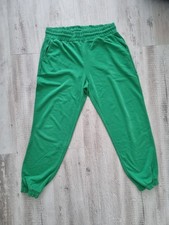 grüne Jogginghose