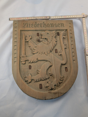 Handgeschnitzte holzwappen - handgeschnitzte,