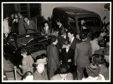 3 Fotografien Automobil-Ausstellung Österreich, Auto - Messestand Gutbrod Fahrz 