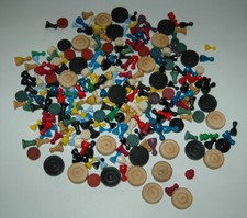 Konvolut alte Holz + Kunststoff Spielfiguren - farbige Holzkegel, etc.