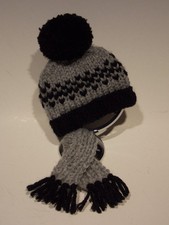 * grau-schw.  Mütze + Schal