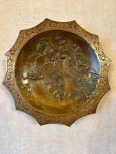 Großer asiatischer Bronzeteller mit Reliefdekor