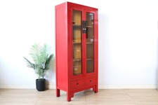 Vitrine aus Massivholz – rot