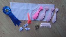 Barbie Pferd Zubehör Decke Bürste Klemmen Schleife Lampe rosa pink