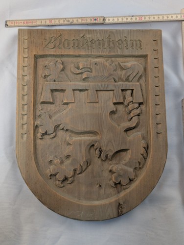 Handgeschnitzte holzwappen - handgeschnitzte,