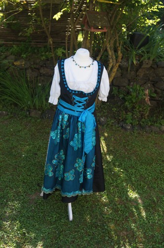 Dirndel schwarz mit blauer