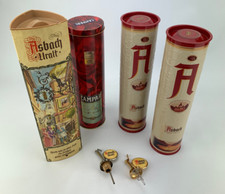 Asbach Uralt Campari Blechdosen / Pappe & Schnapsausgießer 2er Set aus Vitrine