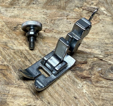 Nähfuß mit Schraube für