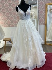 Traumhaftes Brautkleid mit Spitzenornamenten, Glitzer und Volants! Gr. 38