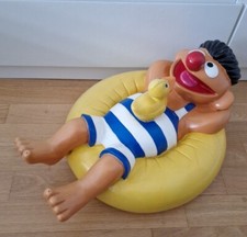 XXL 50 cm Ernie Figur Schwimmring Badeente - Sesamstrasse 1997 - schöner Zustand