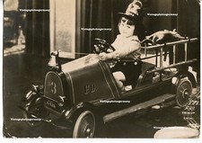 G192 Foto USA ca 1928 Mädchen Kind Tretauto Auto Feuerwehr Fire department