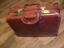 Alter, stabiler, kleiner, gut erhaltener Lederkoffer mit Zahlenschloss