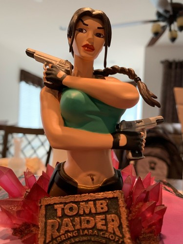 Tomb raider statue - statue, lara