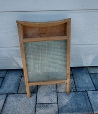 Altes  Waschbrett mit Gewellten Glas