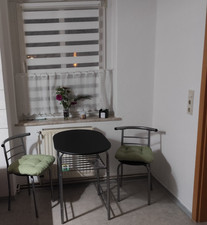 Küchentisch mit zwei Stühlen