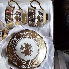 Goldene Tassen mit Unterteller