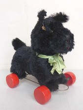 altes Spielzeug alter Hund auf